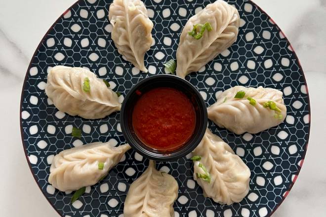 Samossa Doré à la Ricotta Fumée, Samossa Royale aux Épices Majestueuses, Samossa Délicatesse du Jardin