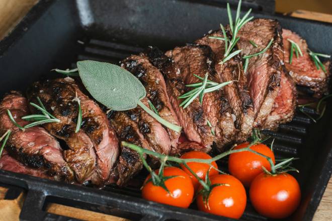 Ragoût de Bœuf aux Tomates et Herbes Méditerranéennes, Légumes Fondants et Sauce Parfumée au Vin Rouge