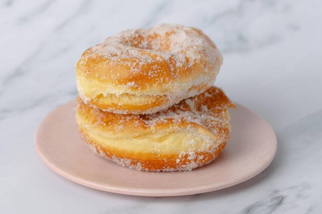 Pain au Lait Moelleux Maison, Doré au Beurre, Parfumé à la Vanille et Sucre Perlé, Idéal pour le Petit-Déjeuner ou Goûter