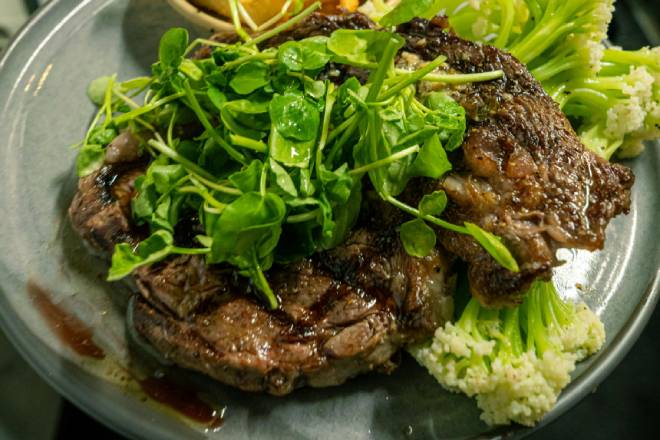 Viande de Bœuf Braisée au Vin Rouge et Légumes Fondants, Sauce Réduite Parfumée aux Herbes Méditerranéennes et Épices Nobles