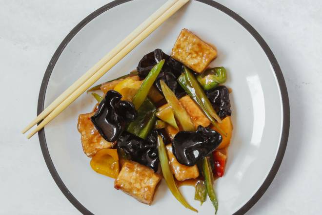 Aubergine Rôtie à la Méditerranéenne, Farcie de Légumes Fondants, Herbes Aromatiques et Sauce Tomate Parfumée aux Épices Douces