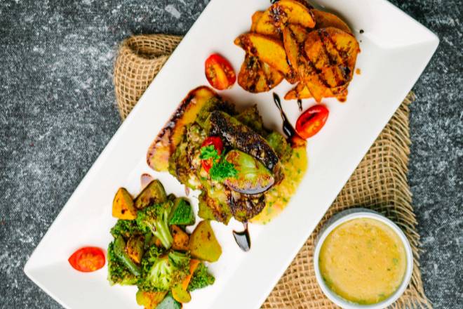 Banane Plantain Rôtie aux Épices Douces et Herbes Aromatiques, Accompagnée de Légumes Croquants et Sauce Crémeuse Végétale