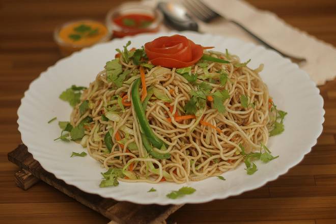 Spaghetti Impérial au Poulet et Légumes Croquants, Sauce Crème Parfumée aux Épices Méditerranéennes