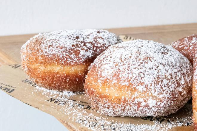 Gâteau Moelleux aux Trois Chocolats, Coeur Coulant et Décor de Fleurs Comestibles