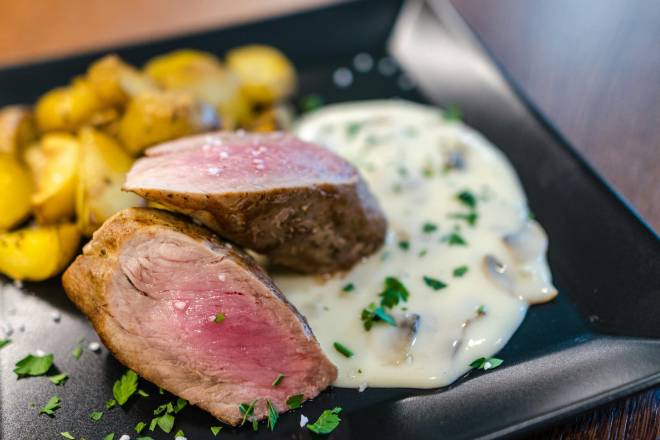 Filet de Bœuf Rossini, Sauce au Foie Gras et Truffe, Purée de Pommes de Terre et Légumes Rôtis